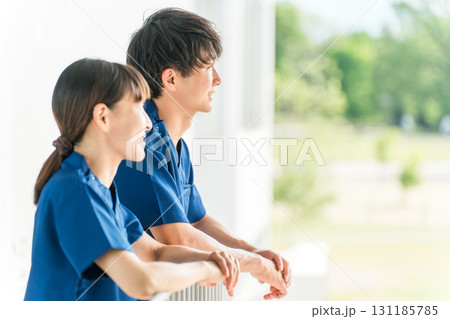 病院・施設にいるスクラブをきた医療従事者の男女スタッフ（看護師・介護士・介護福祉士） 131185785
