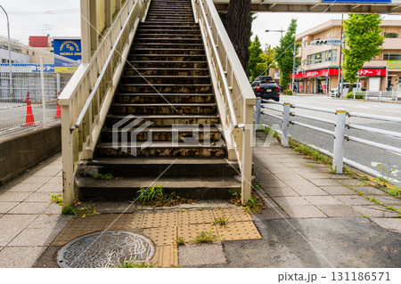 歩道橋の階段 131186571