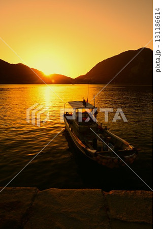 夕陽が沈む漁港の風景 131186614
