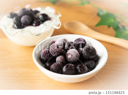 冷凍ブルーベリー　冷凍フルーツ　ブルーベリー　ヨーグルトとブルーベリー 131186825