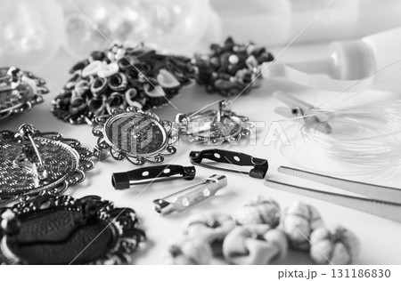 ブローチ作り　ハンドメイド　手芸　趣味　ファッションアイテム作り　つまみ細工 131186830