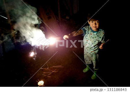 ＜素材＞夏の夜に花火を楽しむ男の子 131186843