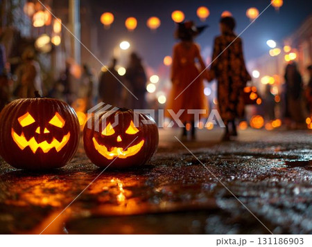 ハロウィンの夜に輝く2つのジャックオーランタン 131186903