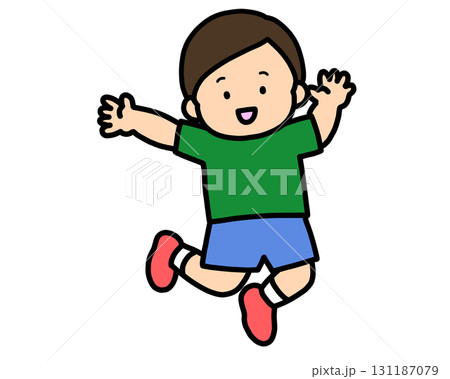 笑顔でジャンプする男の子 131187079