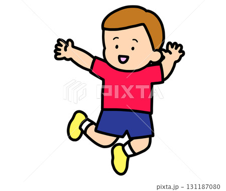 笑顔でジャンプする男の子 131187080