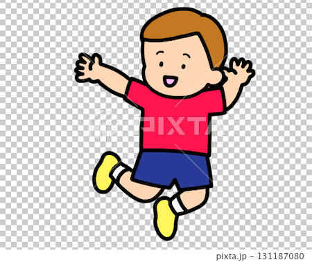 笑顔でジャンプする男の子 131187080