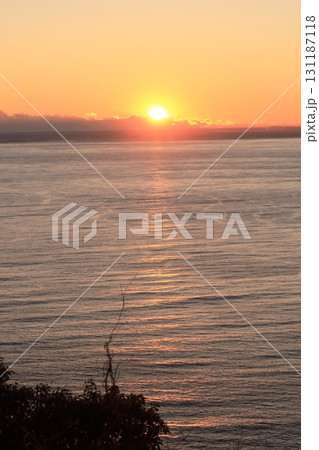 海の夕陽伊豆半島から見る駿河湾にオレンジ色に染まる太陽の光 131187118