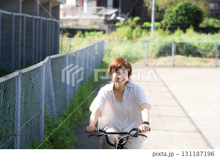＜人物＞自転車を運転する笑顔の女性 131187196