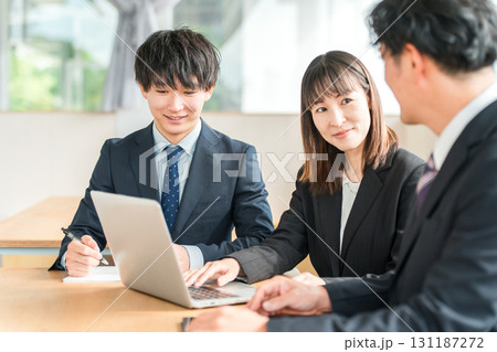 会議,ミーティング,打ち合わせを行うビジネスマンとビジネスウーマン 会議,ミーティング,打ち合わせを行うビジネスマンとビジネスウーマン 131187272