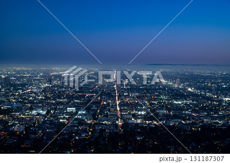 アメリカハリウッドのグリフィス天文台から眺める夜景 アメリカハリウッドのグリフィス天文台から眺める夜景 131187307