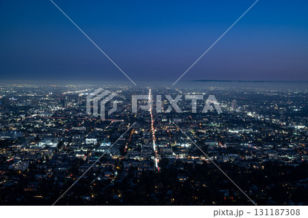 アメリカハリウッドのグリフィス天文台から眺める夜景 アメリカハリウッドのグリフィス天文台から眺める夜景 131187308