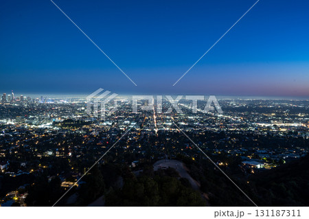 アメリカハリウッドのグリフィス天文台から眺める夜景 131187311