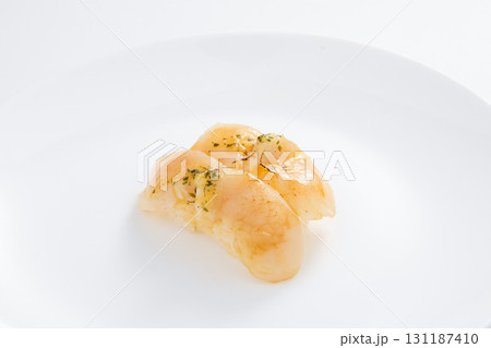 白い皿に盛られた炙りたいらぎ貝の握り寿司 131187410