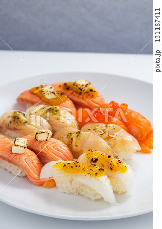 炙りサーモンとイカの創作寿司盛り合わせ寿司, 創作寿司, 炙り寿司, 炙りサーモン, サーモン, サ 炙りサーモンとイカの創作寿司盛り合わせ寿司, 創作寿司, 炙り寿司, 炙りサーモン, サーモン, サ 131187411