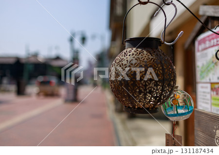 レトロな街並みに浸れる福島県会津若松市の七日町通りの街並み 131187434