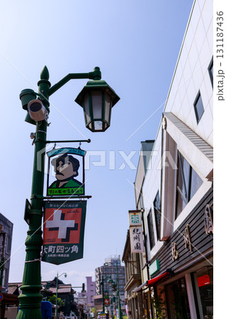 レトロな街並みに浸れる福島県会津若松市の七日町通りの街並み 131187436