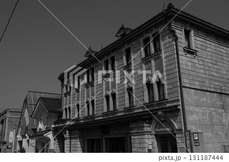 レトロな街並みに浸れる福島県会津若松市の七日町通りの街並み 131187444