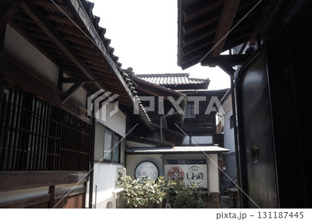 レトロな街並みに浸れる福島県会津若松市の七日町通りの街並み 131187445