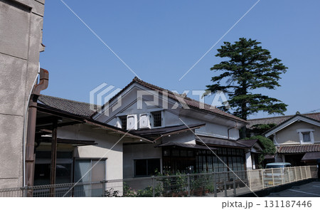 レトロな街並みに浸れる福島県会津若松市の七日町通りの街並み 131187446