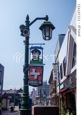レトロな街並みに浸れる福島県会津若松市の七日町通りの街並み 131187451