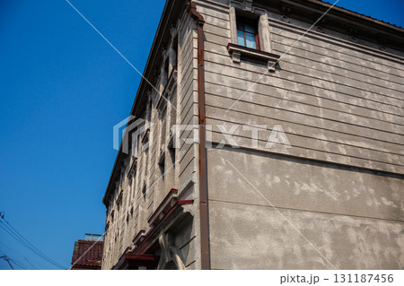 レトロな街並みに浸れる福島県会津若松市の七日町通りの街並み 131187456