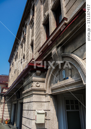 レトロな街並みに浸れる福島県会津若松市の七日町通りの街並み 131187457