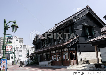 レトロな街並みに浸れる福島県会津若松市の七日町通りの街並み 131187459