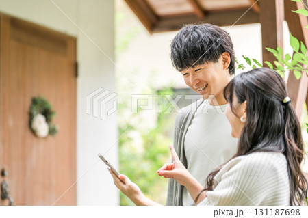 旅行でペンション・コテージ・別荘にやってきたカップル・夫婦 131187698