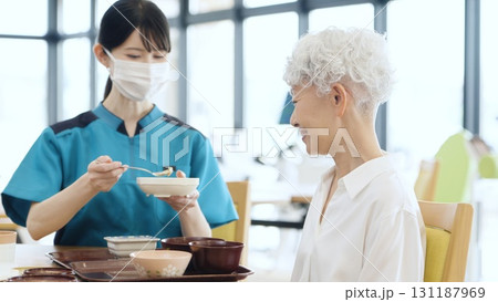 食事の介助をするアジア人介護士 131187969