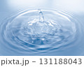 水面に落ちる水滴. 131188043