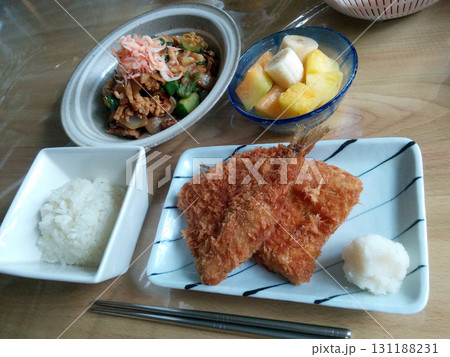 Fried fish 町の洋食屋さんで食べる定番メニュー,アジフライ定食の一例(小鉢・デザート付き) Fried fish 町の洋食屋さんで食べる定番メニュー,アジフライ定食の一例(小鉢・デザート付き) 131188231