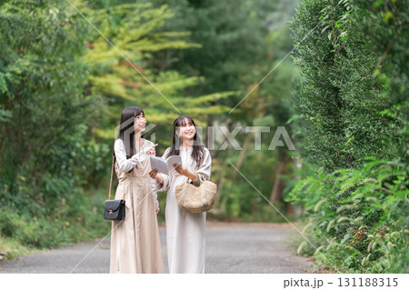観光地を歩く若いアジア人女性(女子旅・トラベル・観光) 観光地を歩く若いアジア人女性(女子旅・トラベル・観光) 131188315