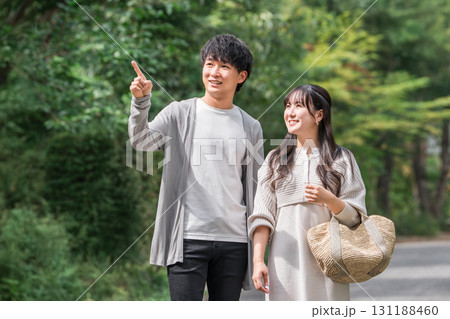 観光地を歩く若いアジア人男女,カップル,夫婦（トラベル・観光） 131188460