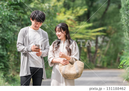 観光地を歩く若いアジア人男女,カップル,夫婦(トラベル・観光) 観光地を歩く若いアジア人男女,カップル,夫婦(トラベル・観光) 131188462