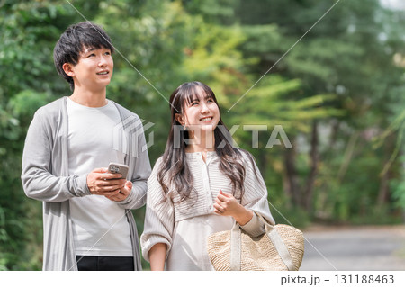 観光地を歩く若いアジア人男女,カップル,夫婦(トラベル・観光) 観光地を歩く若いアジア人男女,カップル,夫婦(トラベル・観光) 131188463