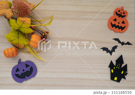 木目背景のハロウィンデコレーション 131188550