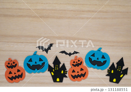 木目背景のハロウィンデコレーション 131188551