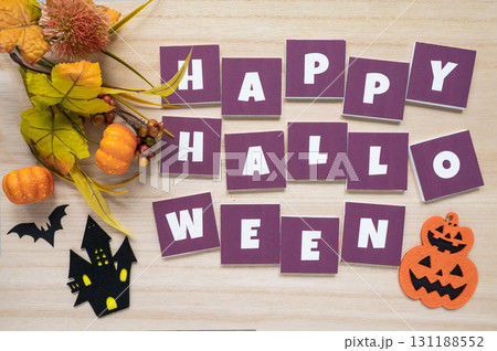 木目背景のハロウィンデコレーション 木目背景のハロウィンデコレーション 131188552