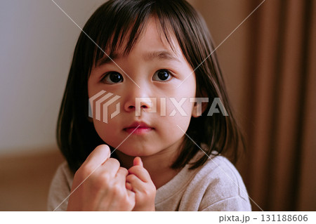 指切りげんまんをしている女の子 131188606
