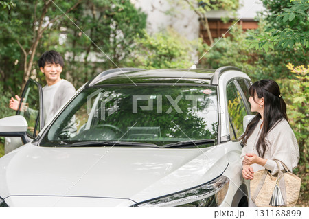 旅行でペンション・コテージに車でやってきたカップル・夫婦 旅行でペンション・コテージに車でやってきたカップル・夫婦 131188899