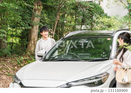 旅行でペンション・コテージに車でやってきたカップル・夫婦 旅行でペンション・コテージに車でやってきたカップル・夫婦 131188900