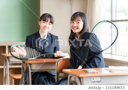 学校の教室で会話する中学生の女子生徒 学校の教室で会話する中学生の女子生徒 131189653