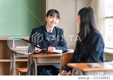 学校の教室で会話する中学生の女子生徒 131189655