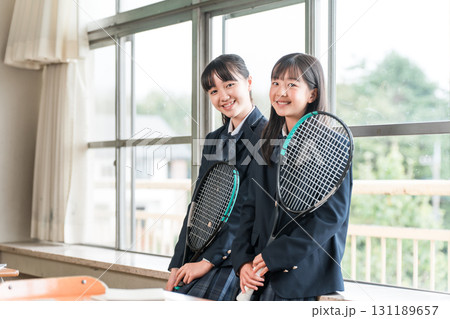 学校の教室で会話する中学生の女子生徒 131189657