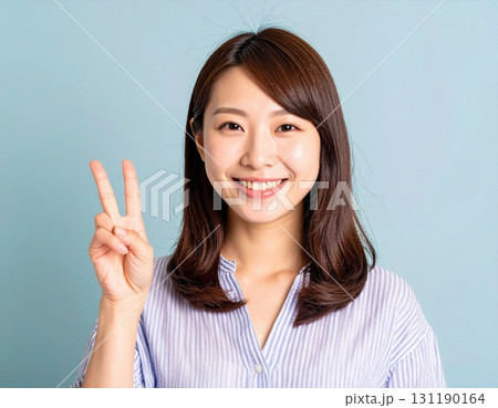 ピースをする若い日本人女性 131190164