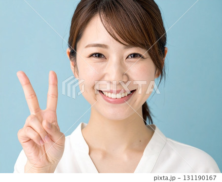 右手でピースをする(2を示す)若い日本人女性 131190167