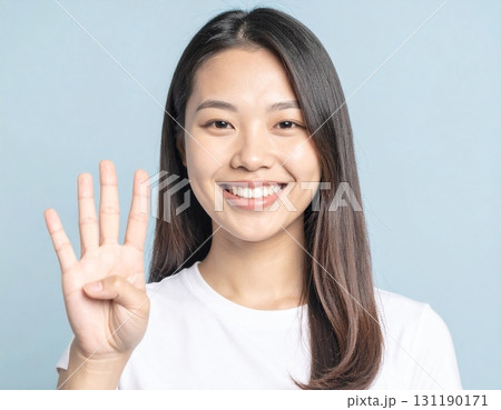 右手で4を示す若い日本人女性 131190171