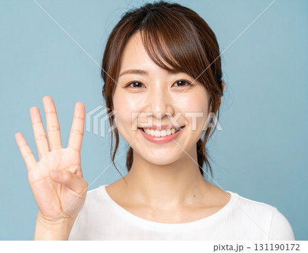 右手で4を示す若い日本人女性 131190172