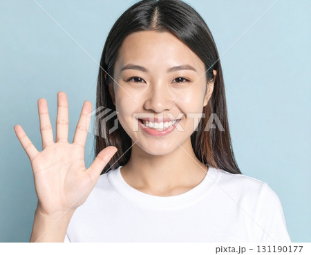 右手のひらを見せる若い日本人女性 131190177