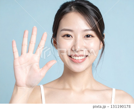 右手でパーをする若い日本人女性 131190178